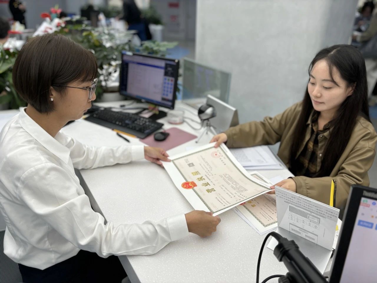 默克檢測（上海）有限公司的工作人員正在領取新的營業執照