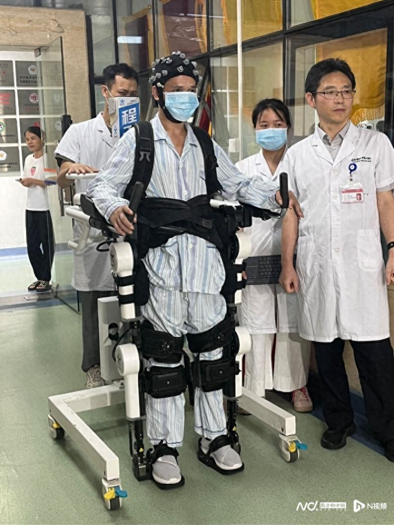 珠江醫(yī)院運(yùn)動障礙腦機(jī)接口臨床研究病房,一名脊髓損傷患者在腦機(jī)接口技術(shù)的輔助下進(jìn)行行走訓(xùn)練。 珠江醫(yī)院運(yùn)動障礙腦機(jī)接口臨床研究病房,一名脊髓損傷患者在腦機(jī)接口技術(shù)的輔助下進(jìn)行行走訓(xùn)練。